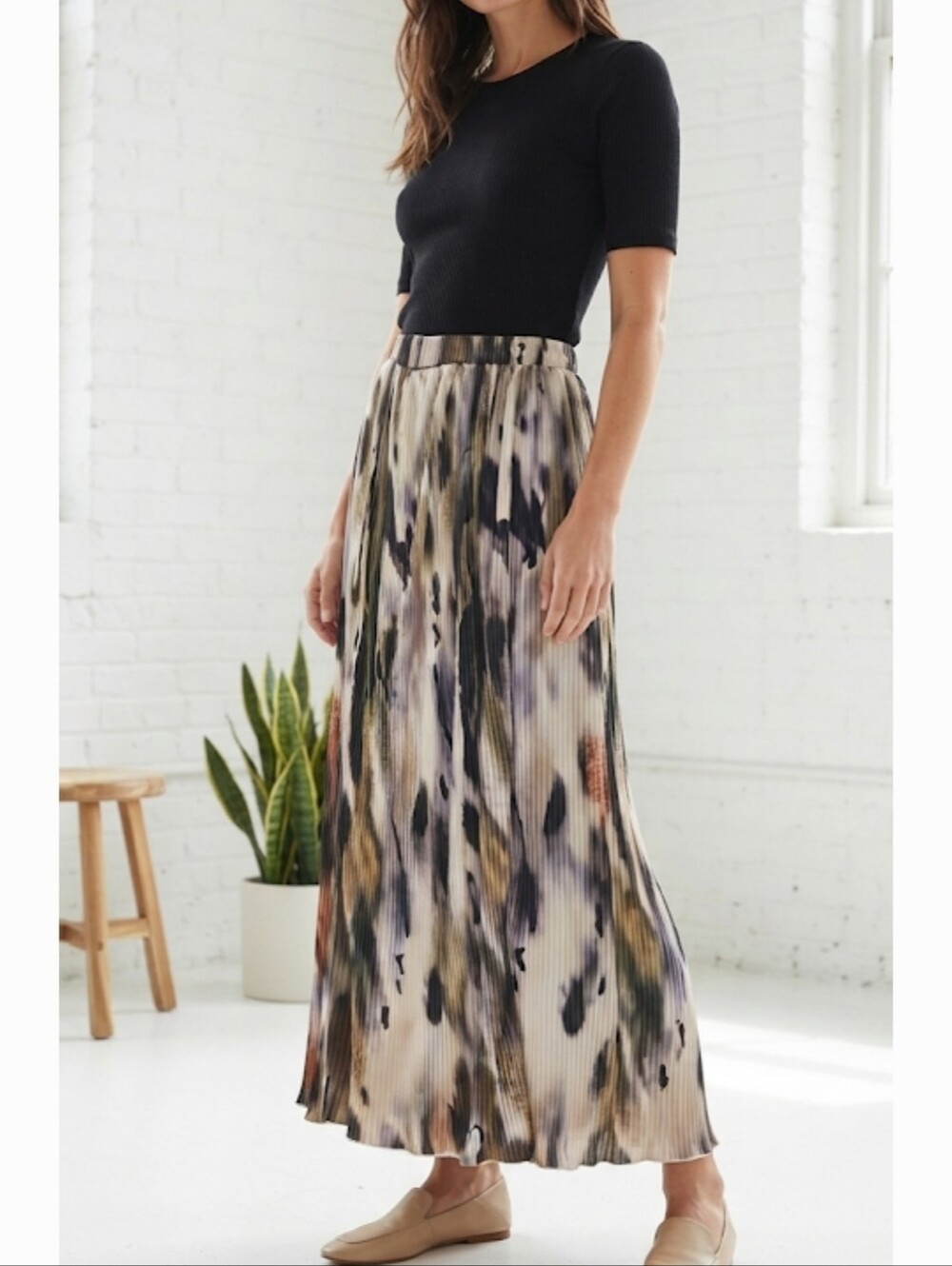 Zoya Pleated Maxi Skirt in Beige, Black & Soft Pink Abstract Print